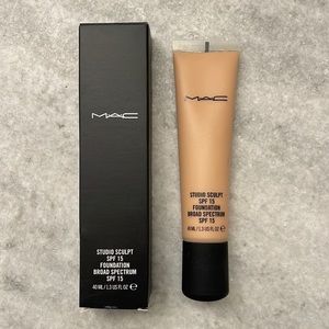 NEW MAC cosmetics studio sculpt SPF 15 foundation shade NW20